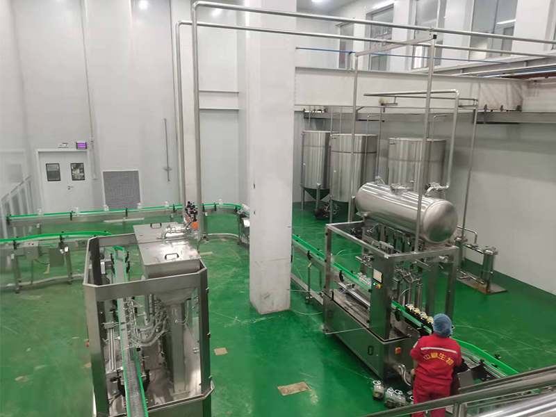 大型（xíng）食用油灌裝機、全（quán）套液體灌（guàn）裝機