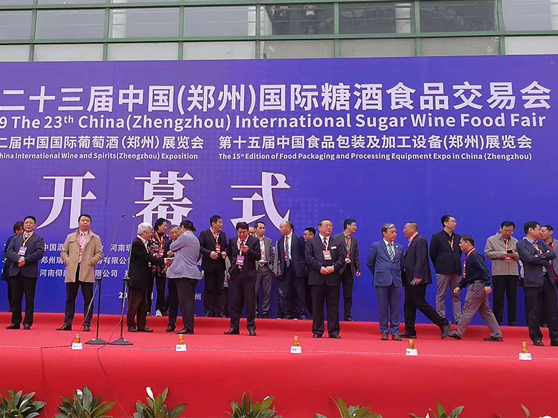 大型自動化灌裝（zhuāng）機在鄭州國際糖酒交易會優勢盡（jìn）顯
