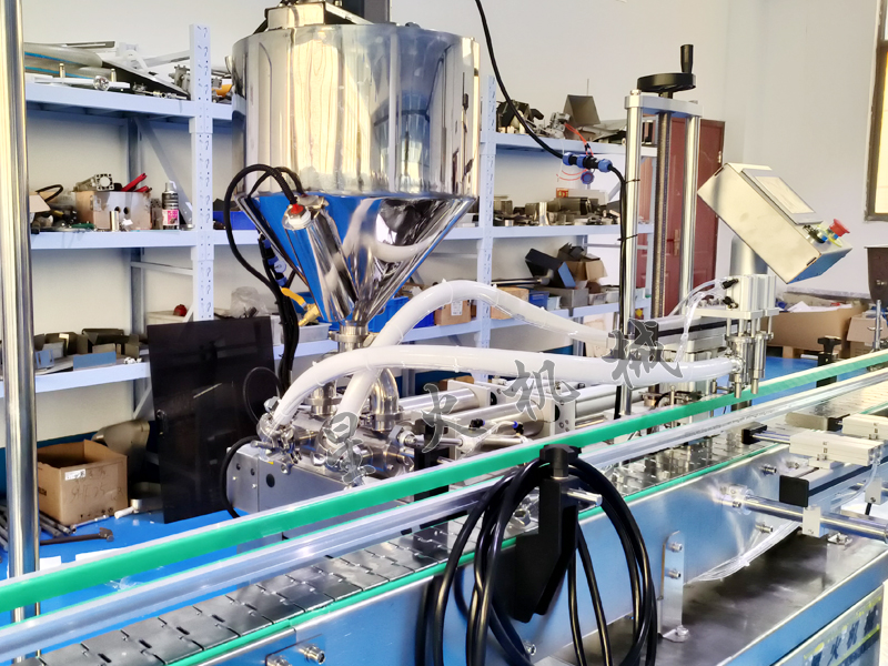 南京小（xiǎo）型寵物藥膏生產（chǎn）廠家該單頭灌裝機（jī）還是雙（shuāng）頭灌裝機？