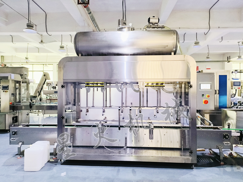 淺談在25公斤（jīn）化工液體生產線中大型液體稱重灌裝機的發展前（qián）景